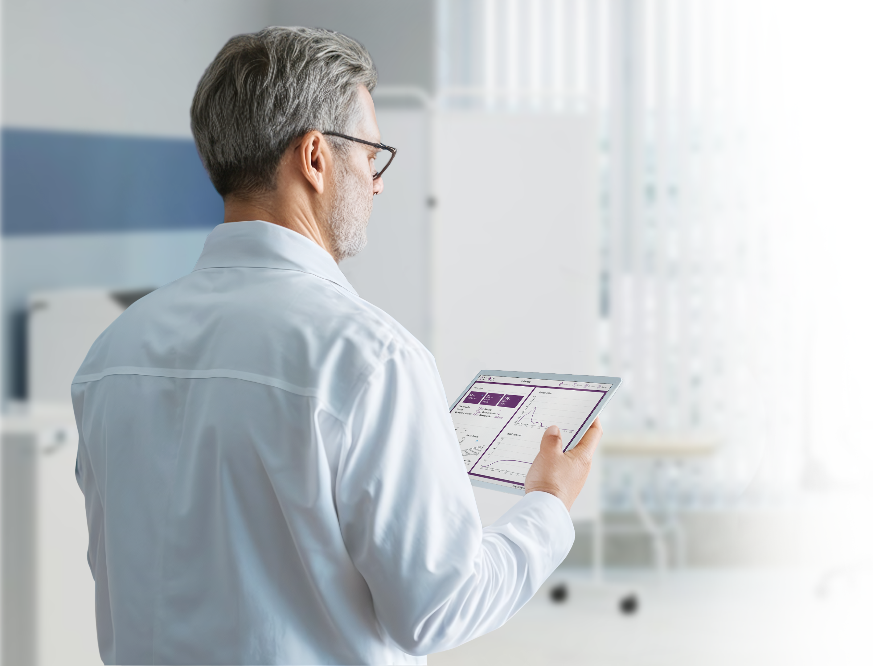 Доктор с планшетом светлая версия.png